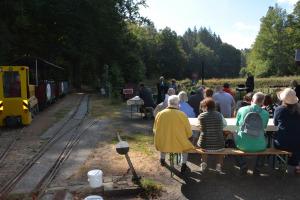 Andacht an den Moorgruben mit Blick auf Moorbahn und Wald
