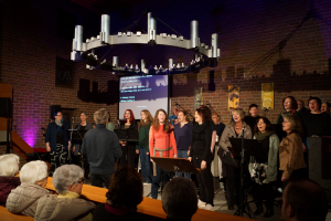 Menschen singen gemeinsam