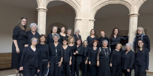 Frauenchor Coral Minuet, schwarz gekleidet, vor einem Säulengang
