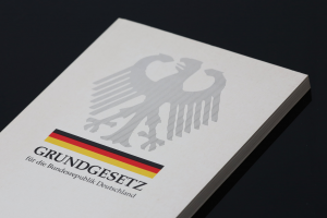 Cover des Grundgesetztes, weißes Buch mit Bundesadler
