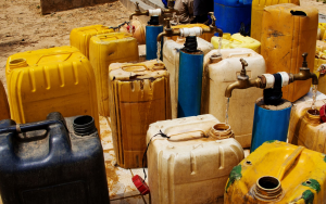 Kanister zum Wasserholen in Afrika