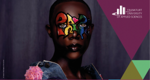 Das Bild zeigt das Gesicht einer schwarzen Frau mit einer farbigen Gesichtbemalung mit den Buchstaben PRIDE