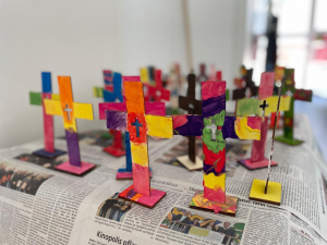 Bemalte Kreuze auf dem Altar