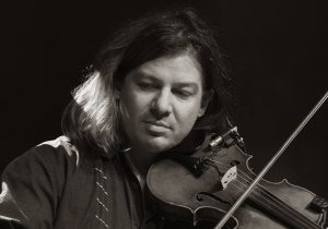 Portraitaufnahme des Musikers Johannes Reinig