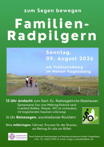 vier Menschen auf Fahrrädern auf einem Weg