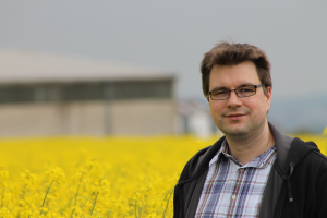 Ein Mann Steht im vorderen rechten Bildausschnitt