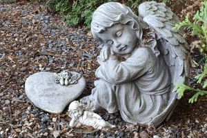 Engel und Herz aus Stein