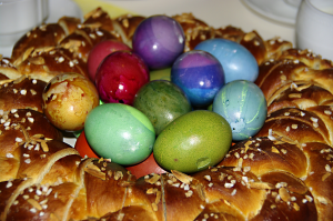 Hefezopf mit bunten Ostereiern in der Mitte