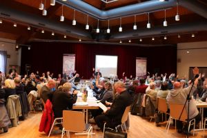 Menschen stimmen ab.