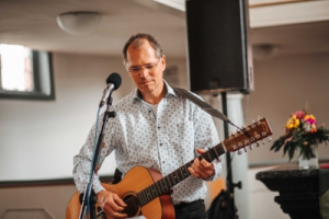 Jochen Günther mit seiner Gitarre
