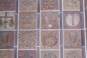 Symbolfliesen im Triumphbogen der Martin-Luther-Gedächtniskirche in Berlin-Mariendorf (Erbauungszeit 1933 – 1935). An zwei Stellen erkennt man, dass hier Hakenkreuze entfernt wurden.