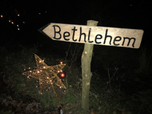 Ein Wegweise im Wald mit der Aufschrift "Bethlehem"