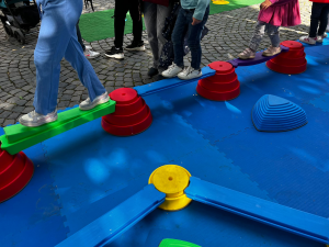 Kinder laufen über einen Balance-Parkour