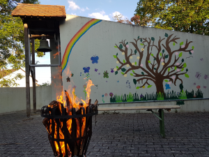 Feuerkorb im Atrium des Gemeindezentrums