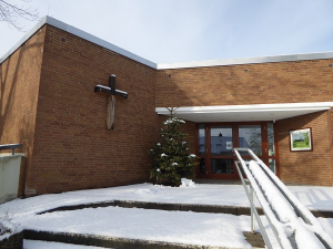 Eingang zum Ev. Gemeindezentrum im Winter bei Schnee