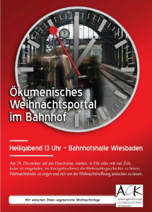 eine durchsichtige Bahnhofsuhr lässt einen Blick auf Gleise und verschwommene Menschen zu