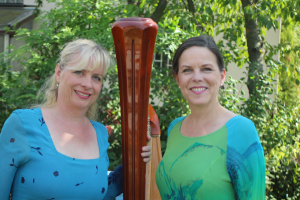 Das Bild zeigt die Künstlerinnen Sopranistin und Harfenistin Esther Groß sowie die Mezzosopranistin Stefanie Tettenborn