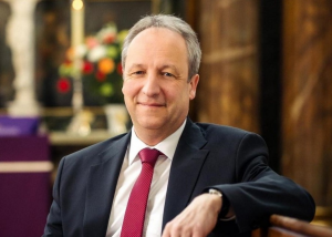 Bischof Christian Stäblein sitzt in der Kirchenbank