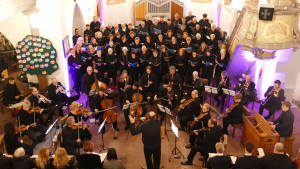 Das Bild zeigt die Kantorei des Dekanats Vorderer Odenwald und die Michelstädter Dekanatskantorei bei einem Konzert im Jahr 2023.