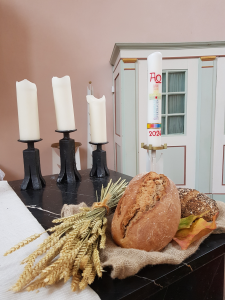 Bort, Trauben und Weinkelch auf dem Altar