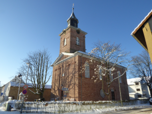 Ev. Kirche von außen, im Winter bei Schnee