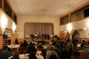 Podium mit Plenum zur Diskussionsveranstaltung