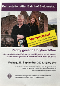 Paddy goes to Holyhead Duo posiert auf einer Burgmauer