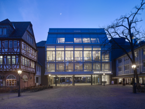 Evangelische Akademie Frankfurt in der Dämmerung