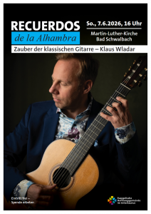 Ein Mann sitzt und spielt klassische Gitarre