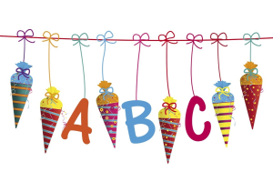 Bunte Schultüten und die Buchstaben ABC hängen an einer Leine