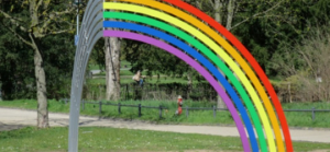 Kunstinstallation mit Regenbogen