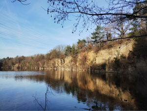 Steinbruch, der sich in einem See spiegelt