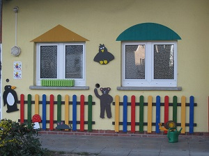 Blick auf den Eingangsbereich des Kindergartens Bahnstraße mit bunter Wandgestaltung.