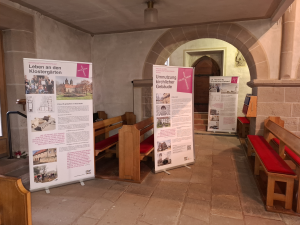 zwei Plakatwände als Rollups zum Thema im Seitentrakt einer Kirche