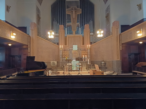 Innenraum der Lutherkirche Worms, im Altarraum mit Flügel und Truhenorgel, im Hintergrund die große Orgel