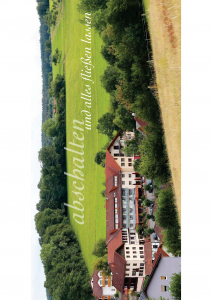 Ein Bild des Hotels, am Ortsrand im Grünen gelegen