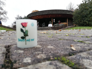 Grablicht vor der Friedhofskapelle