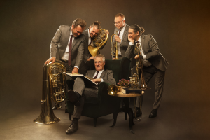 Die Band CLASSIC BRASS posiert um einen Sessel herum