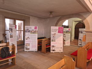 zwei Plakatwände als Rollups zum Thema im Seitentrakt einer Kirche