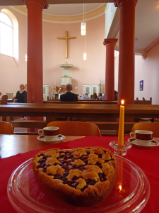 Gedeckter Kaffeetisch mit Kuchen in der Ev. Kirche.
