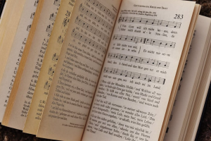 Aufgeschlagenes Gesangbuch