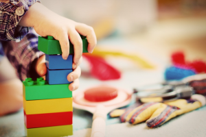 Mit Duplosteinen spielendes Kleinkind