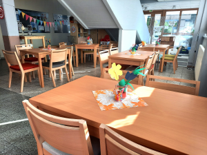 Im Bild sind Tische und Stühle zu sehen.