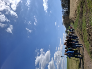 Menschen laufen auf einer Strecke mit einem Kreuz