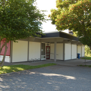 Außenansicht des Gemeindehauses in Brandau