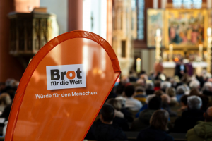 Das Foto zeigt eine Beachflag mit dem Logo von Brot für die Welt.