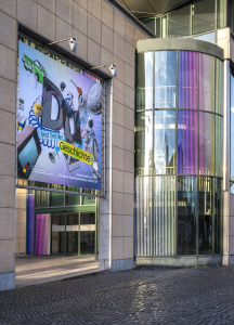 Außenansicht Haus der Geschichte mit Banner: Du bist Teil der Geschichte