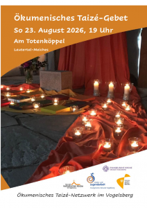 Kerzen, orangener Vorhang, Altarbereich