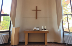 Blick auf den Eingang des Dietrich Bonhoeffer Hauses