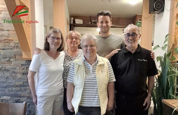 Leiterin Annette Isheim, Pfarrerin Gudrun Fialla-Michel und Pfarrerin Kathleen Theiß, Bürgermeister Simon Rompf und Cesare Tangredi, Inhaber der Trattoria Raffaello (v.l.n.r.)